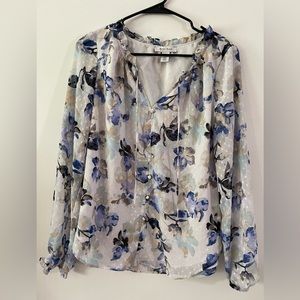 🌸White House Black Market floral long sleeved button down size SMALL🌸